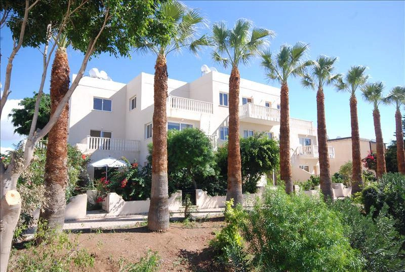 Таунхаусы с бассейном и садом в Пафосе, Кипр