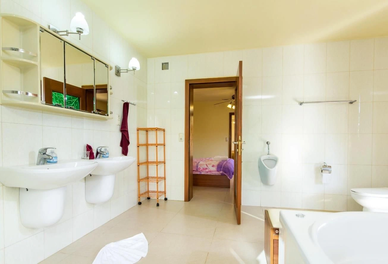 Красивая вилла с бассейном, гостевым домом и бунгало