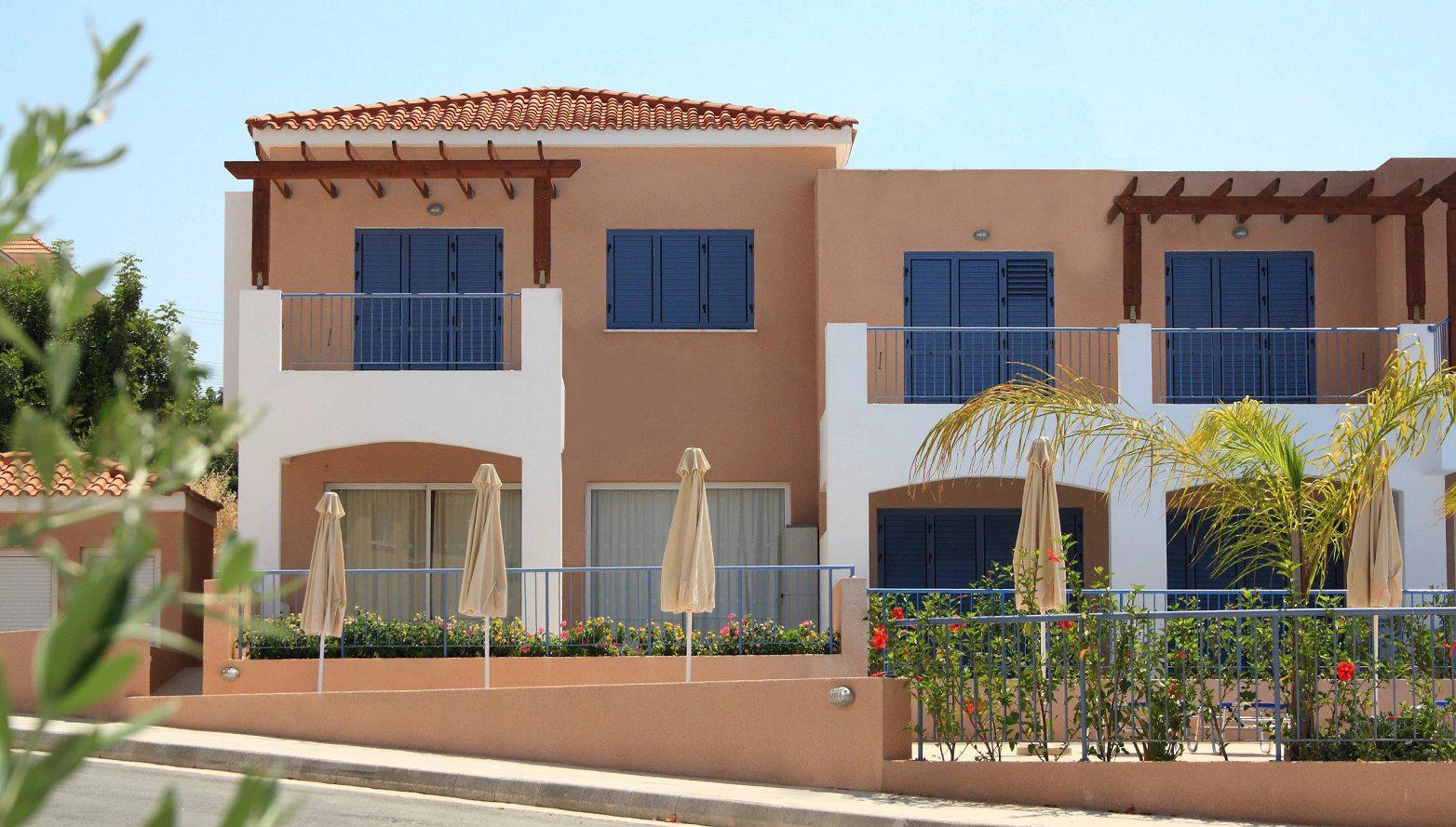 Таунхаусы в жилом комплексе рядом с песчаными пляжами в Пафосе, Кипр