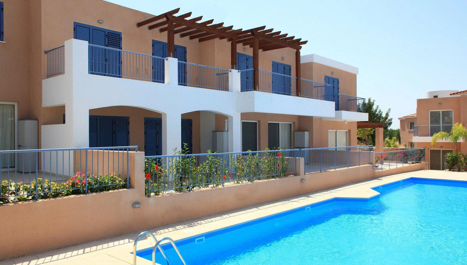 Таунхаусы в жилом комплексе рядом с песчаными пляжами в Пафосе, Кипр