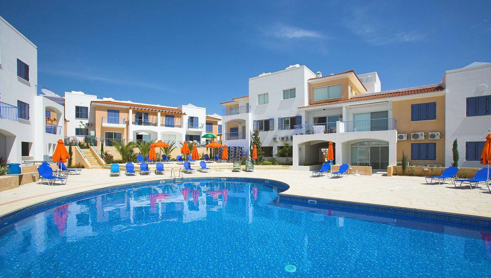 Таунхаусы в жилом комплексе рядом с песчаными пляжами в Пафосе, Кипр