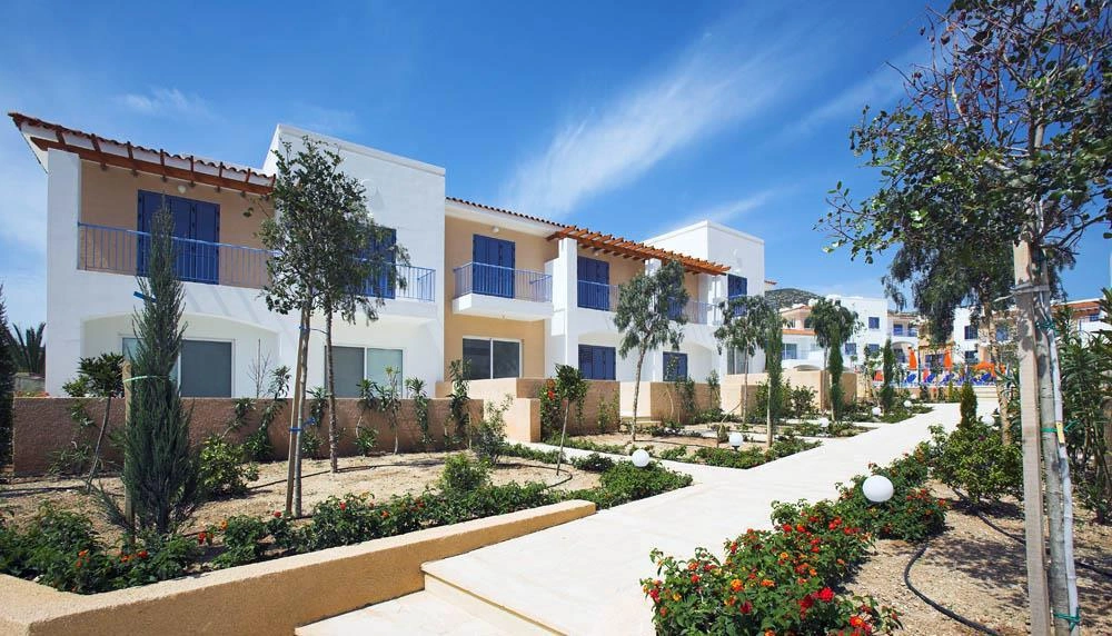 Таунхаусы в жилом комплексе рядом с песчаными пляжами в Пафосе, Кипр