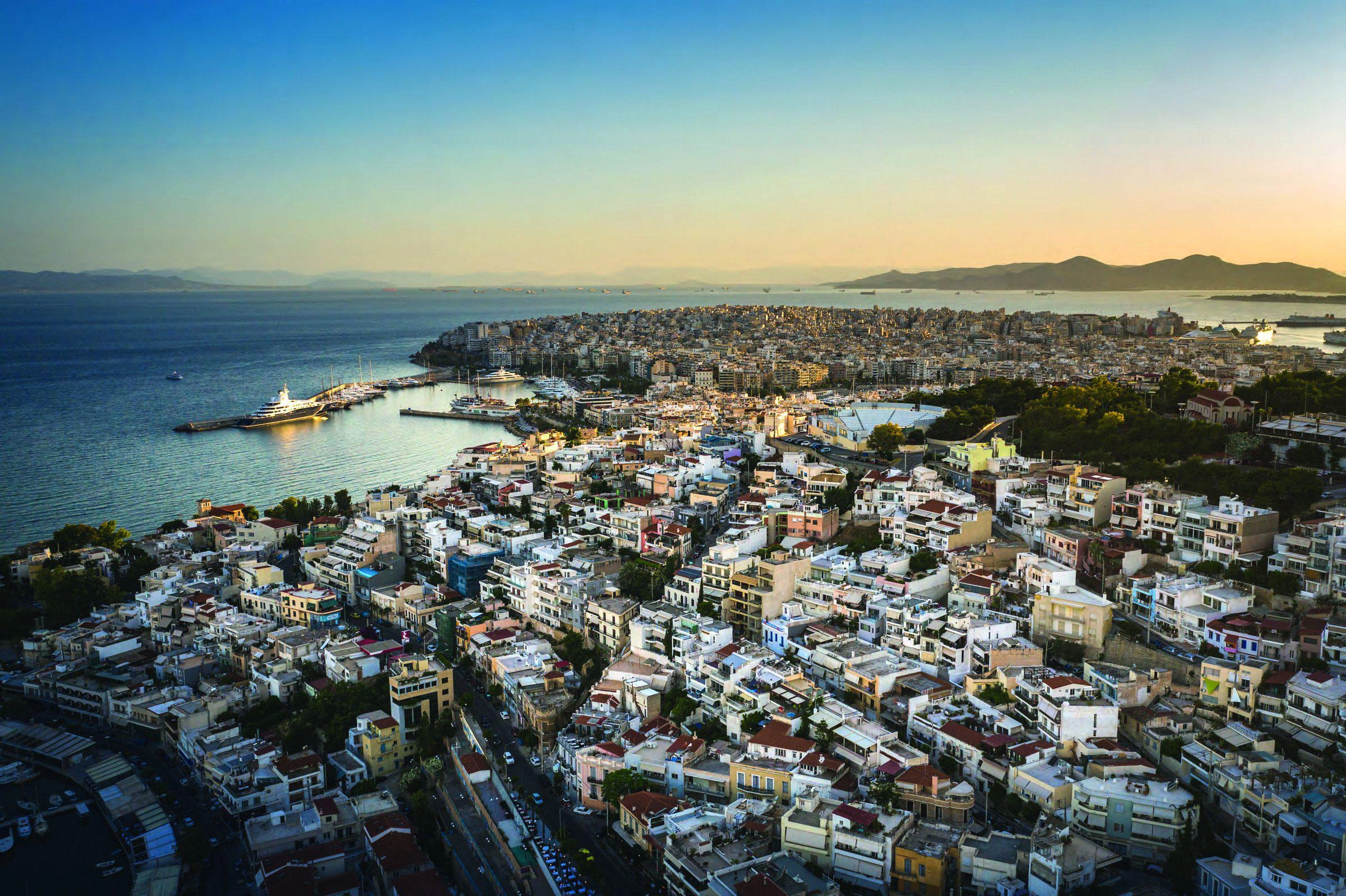 Квартиры в реконструированном жилом доме в Табурии, Пирее, Греция