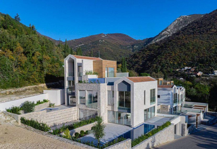 Таунхаусы в современном жилом комплексе в Тивате, Черногория