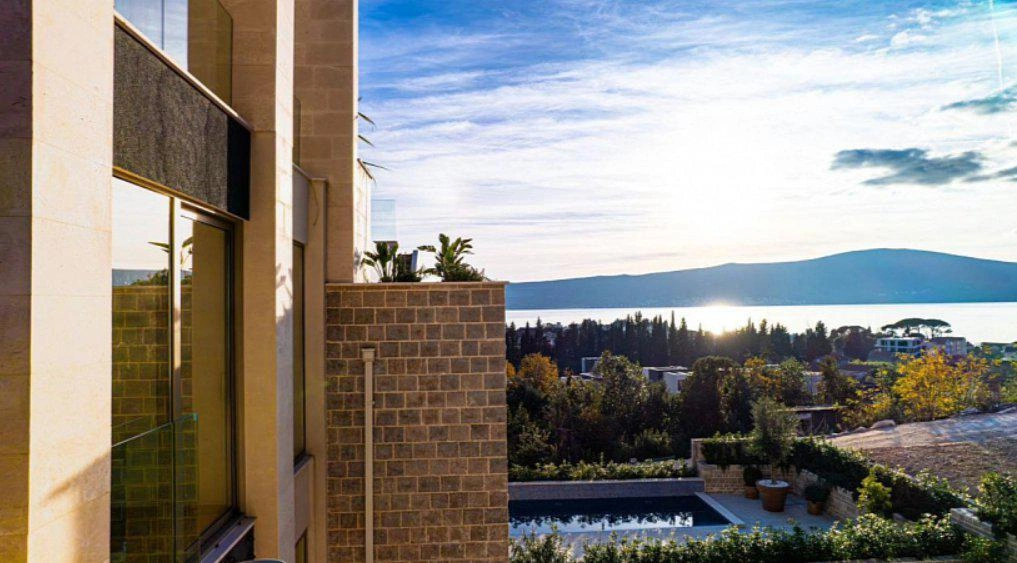 Таунхаусы в современном жилом комплексе в Тивате, Черногория