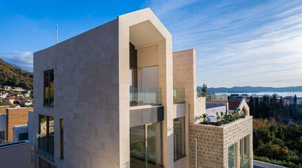 Таунхаусы в современном жилом комплексе в Тивате, Черногория