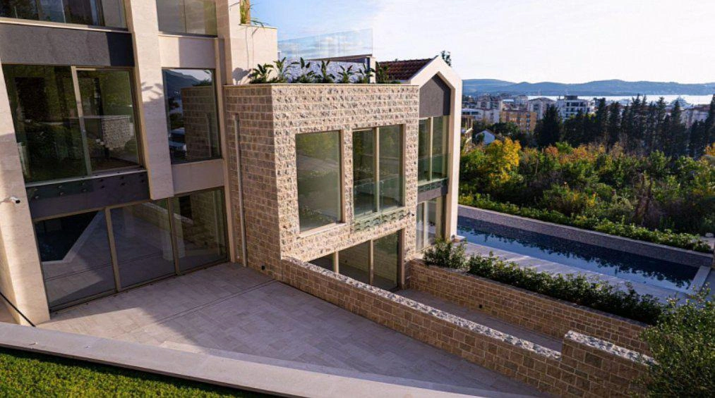 Таунхаусы в современном жилом комплексе в Тивате, Черногория