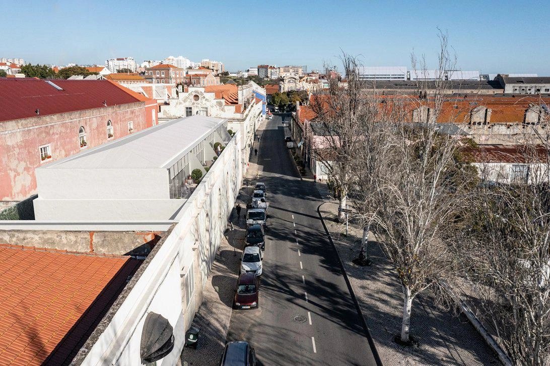 Таунхаусы в реконструированном здании у реки Тежу в Лиссабоне, Португалия