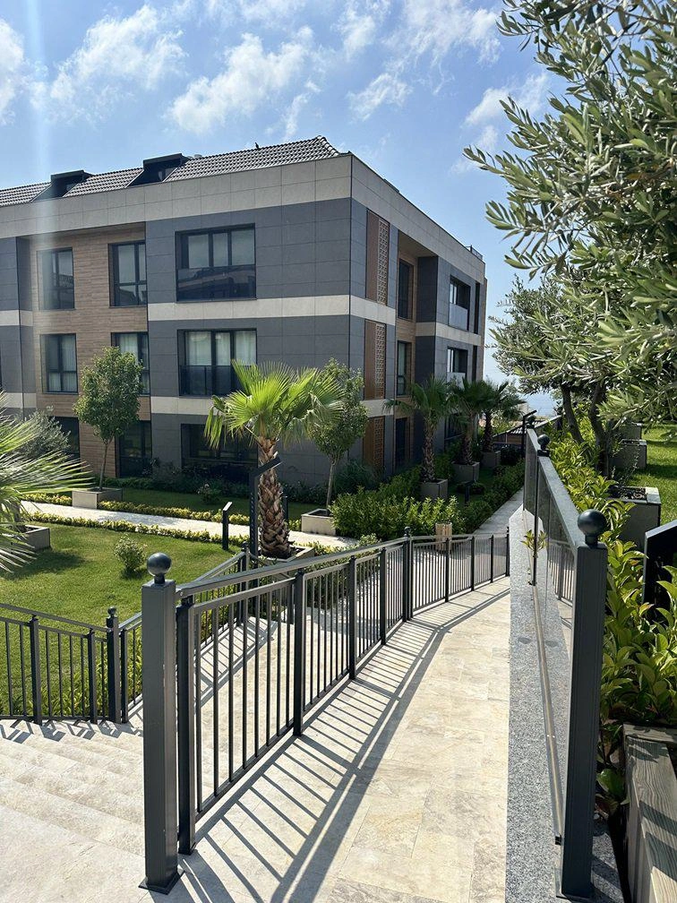 Апартаменты в жилом комплексе у моря в Бейликдюзю, Стамбул, Турция