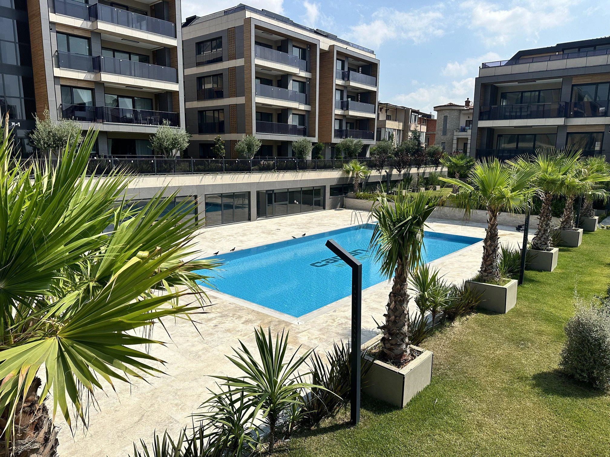 Апартаменты в жилом комплексе у моря в Бейликдюзю, Стамбул, Турция