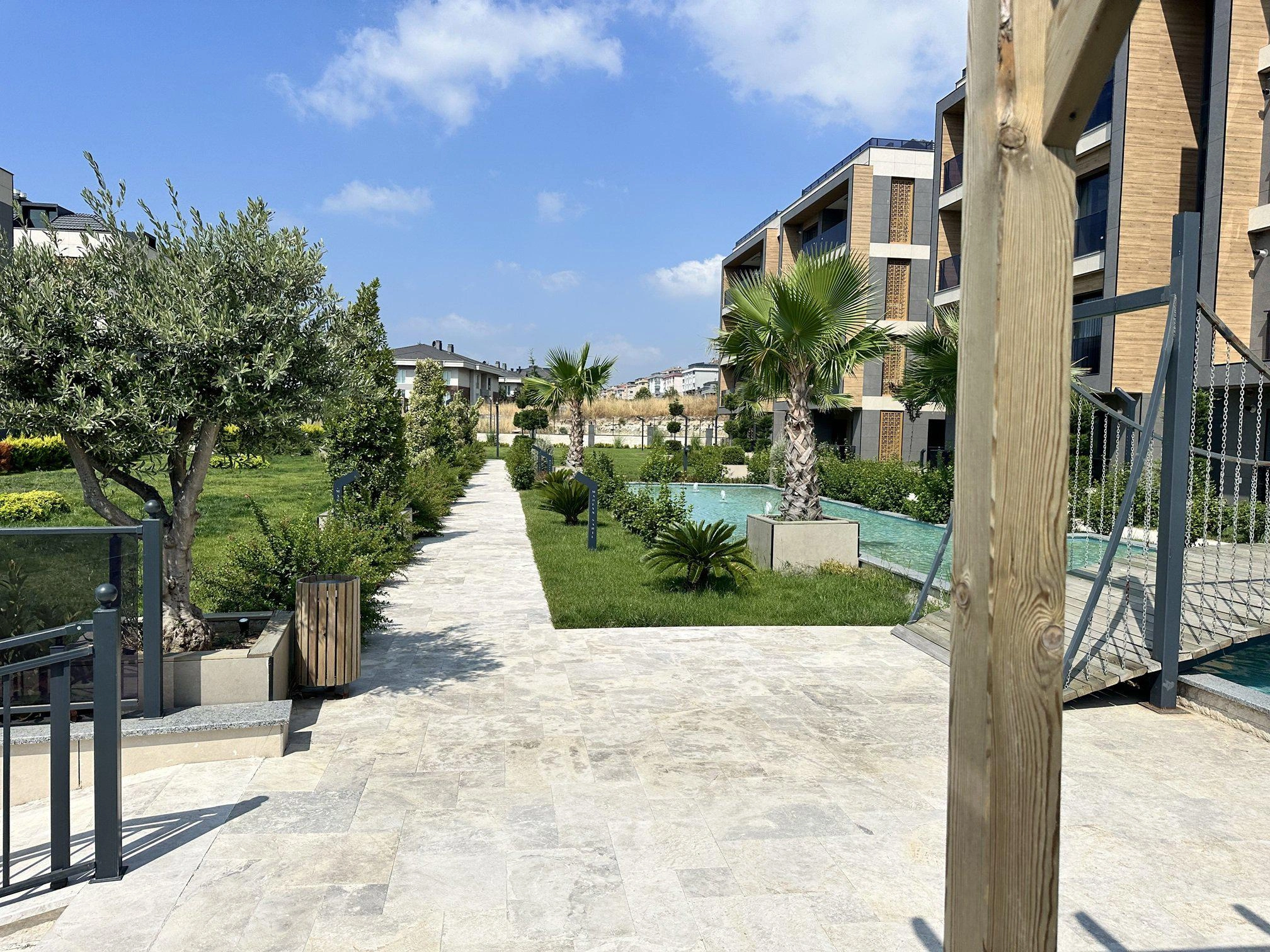 Апартаменты в жилом комплексе у моря в Бейликдюзю, Стамбул, Турция