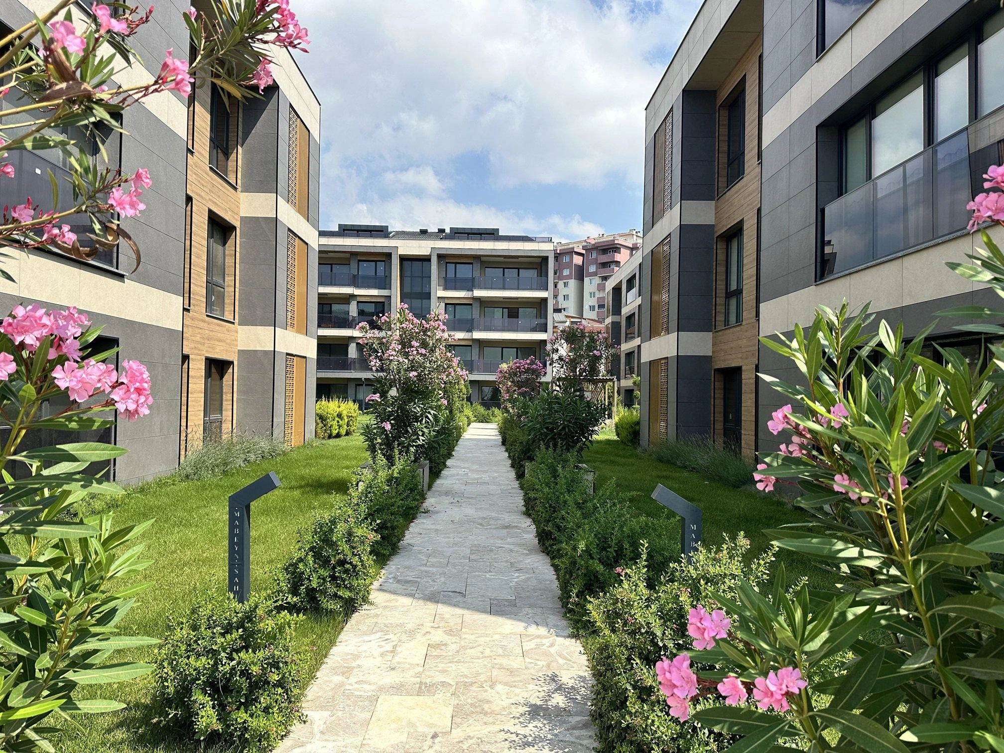 Апартаменты в жилом комплексе у моря в Бейликдюзю, Стамбул, Турция