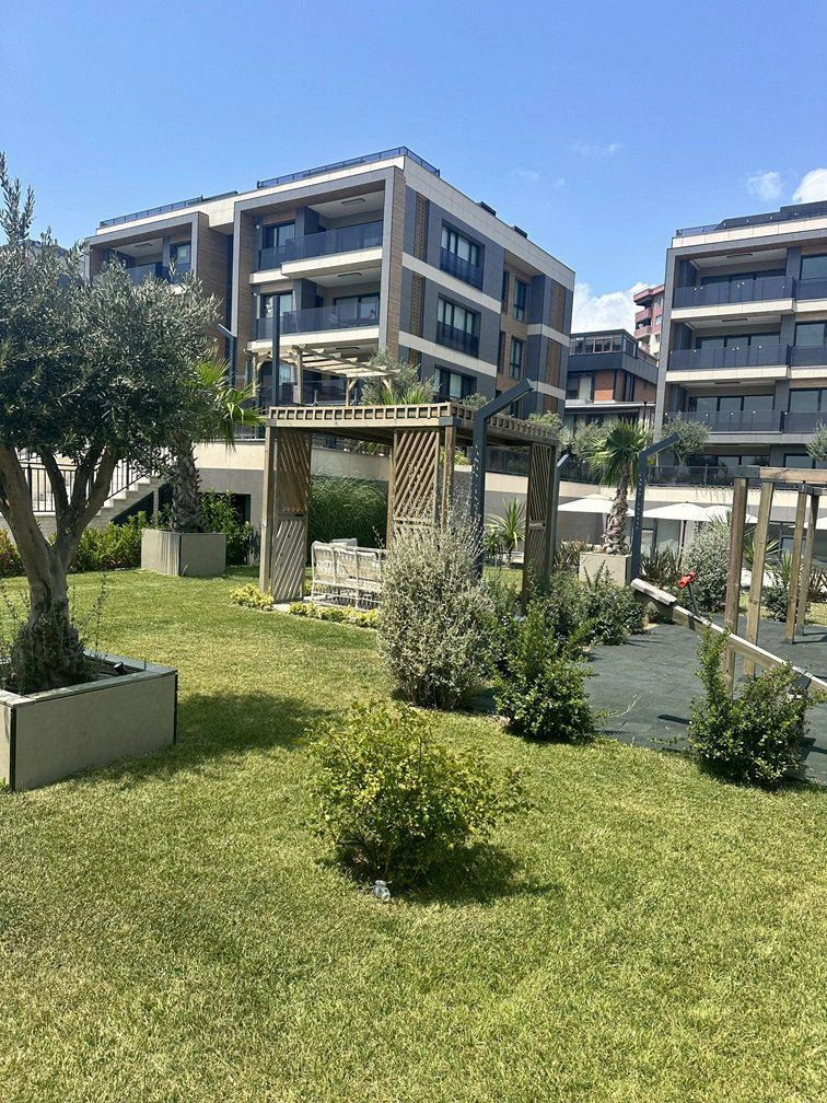 Апартаменты в жилом комплексе у моря в Бейликдюзю, Стамбул, Турция