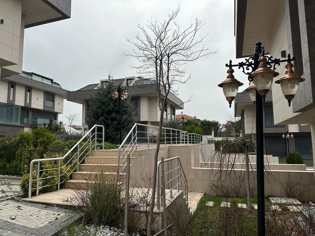 Виллы в современном жилом комплексе в Бейликдюзю, Стамбул, Турция