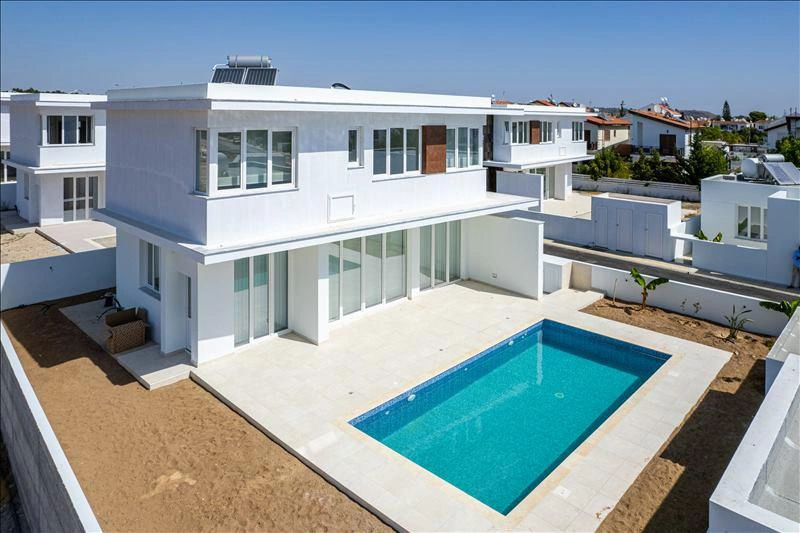 Дома в жилом комплексе у пляжа в Ларнаке, Кипр