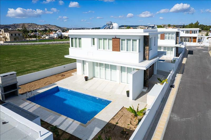 Дома в жилом комплексе у пляжа в Ларнаке, Кипр