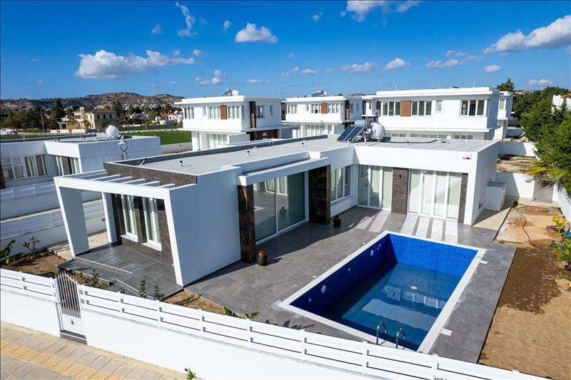 Дома в жилом комплексе у пляжа в Ларнаке, Кипр