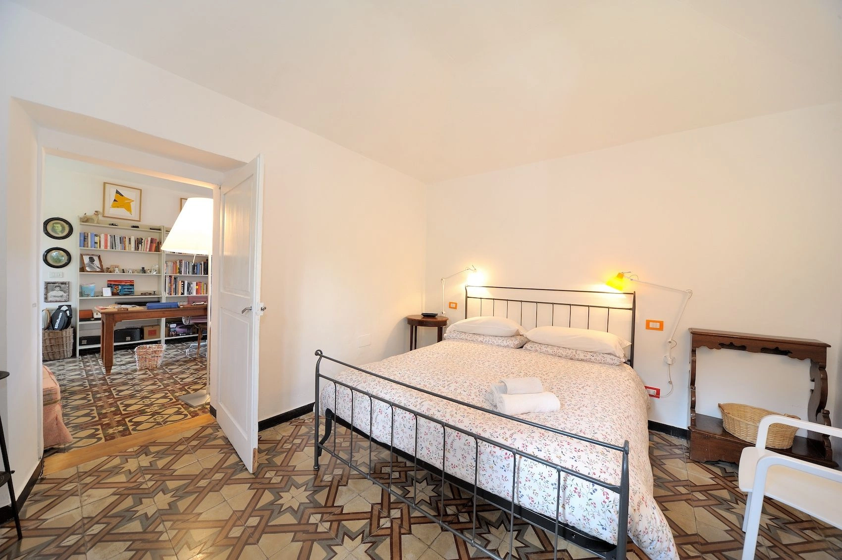 Великолепная трехэтажная вилла с видом на море