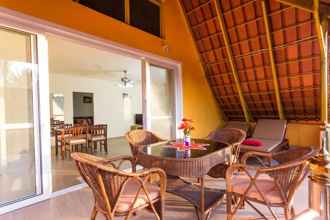 Красивая вилла с бассейном, гостевым домом и бунгало