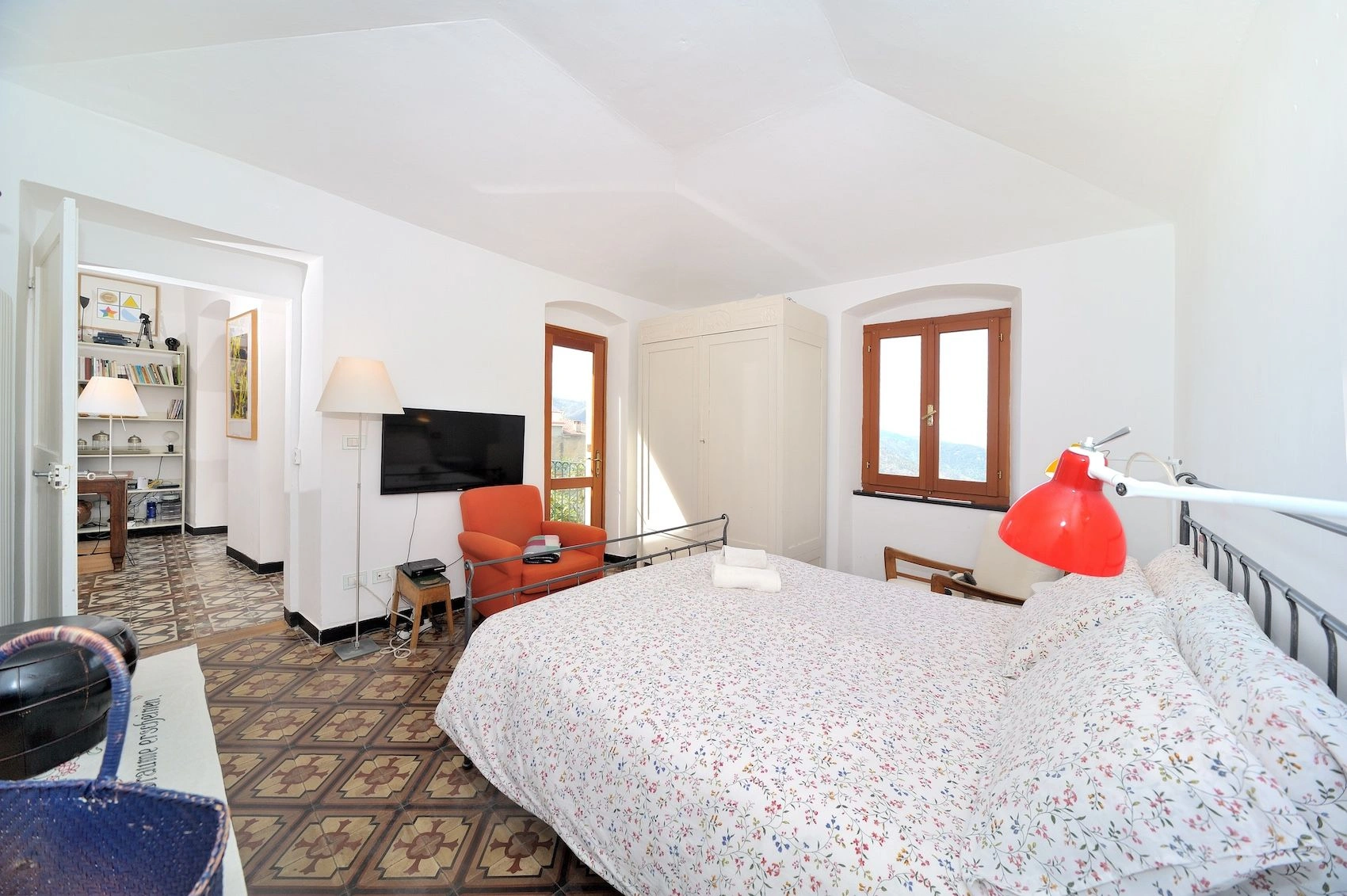 Великолепная трехэтажная вилла с видом на море