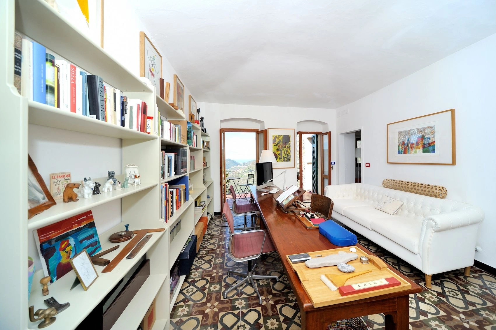 Великолепная трехэтажная вилла с видом на море