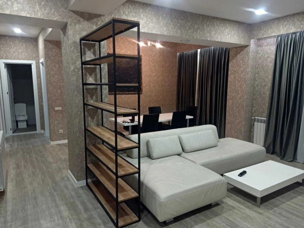 Четырехкомнатная квартира с новым ремонтом