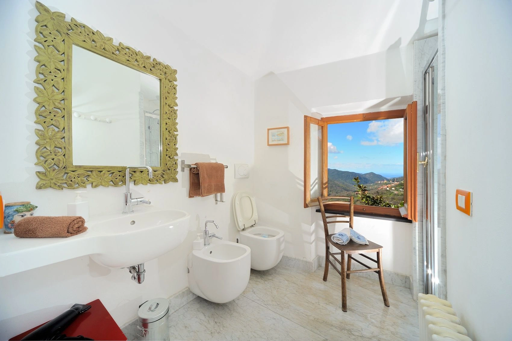 Великолепная трехэтажная вилла с видом на море