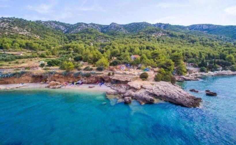 Сельскохозяйственный участок на 1-й линии острова Хвар, Хорватия