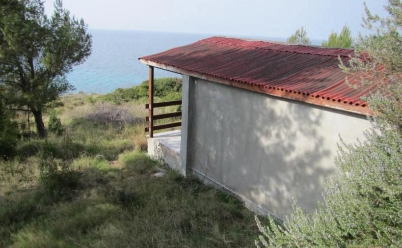 Сельскохозяйственный участок на 1-й линии острова Хвар, Хорватия