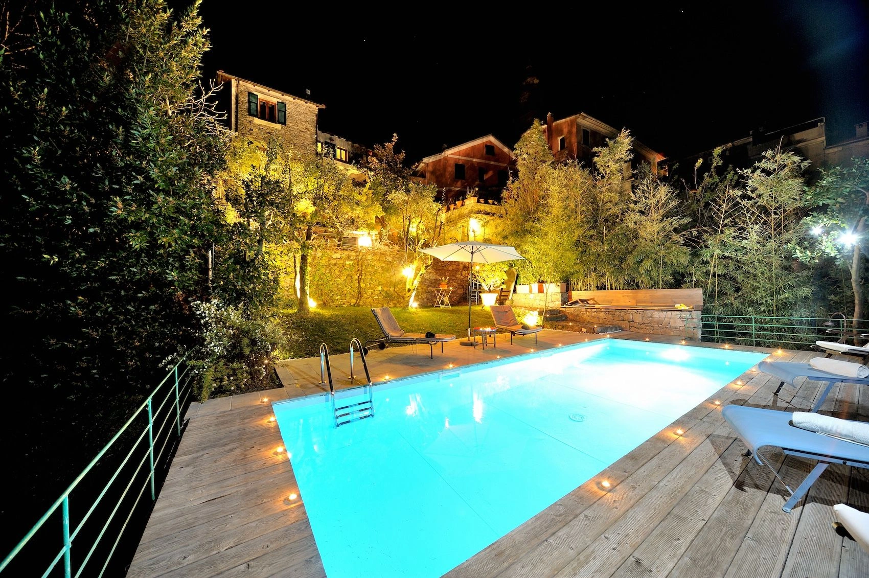 Великолепная трехэтажная вилла с видом на море