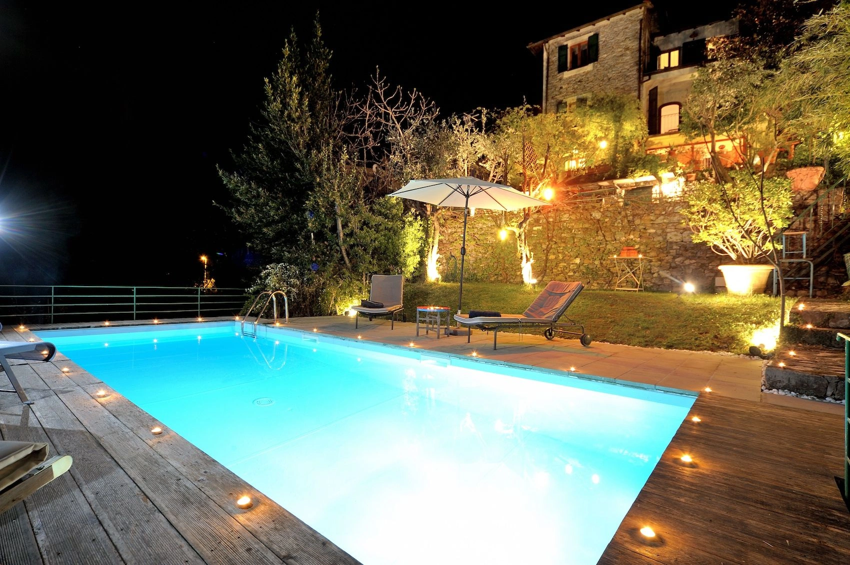 Великолепная трехэтажная вилла с видом на море