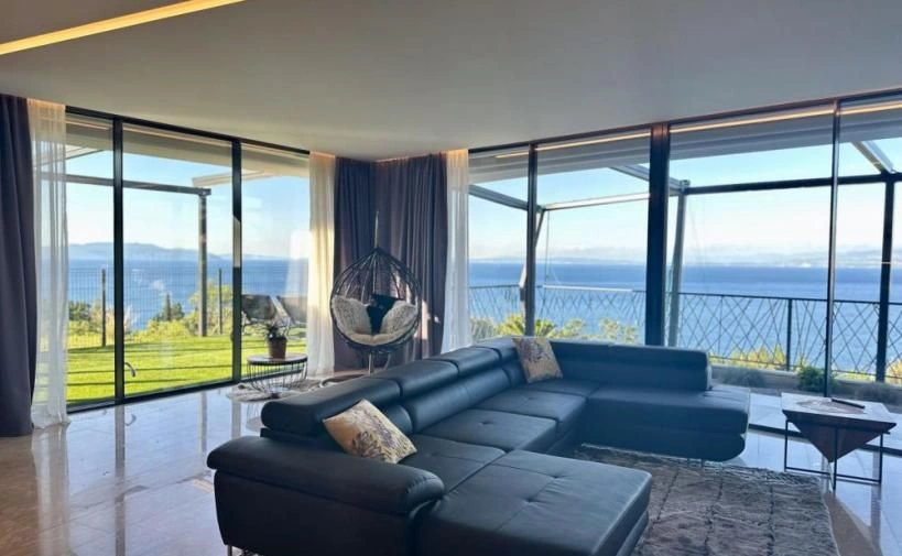 Apartment of 294 m2 with panoramic sea view