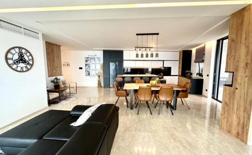 Apartment of 294 m2 with panoramic sea view