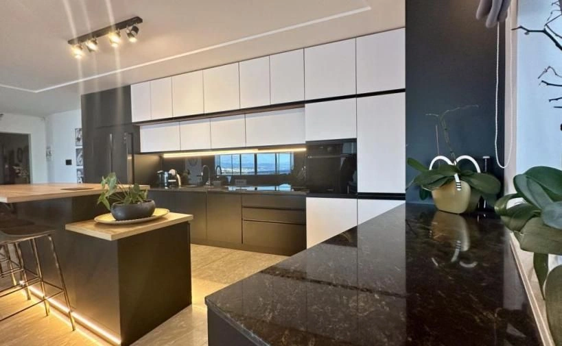 Apartment of 294 m2 with panoramic sea view