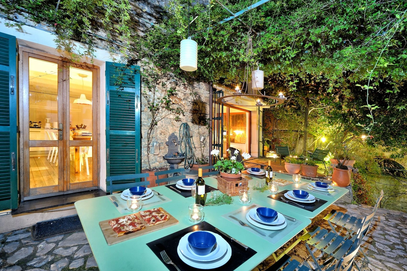 Великолепная трехэтажная вилла с видом на море