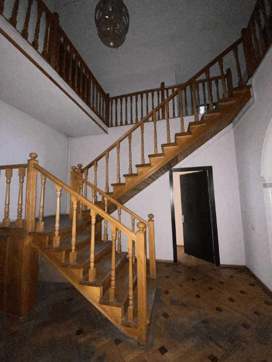 Трехэтажное здание на Сабуртало