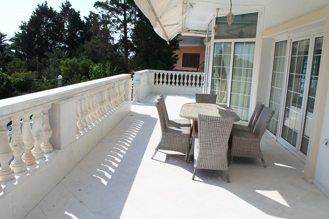 Вилла в трех этажах в 50 м от моря в Халкидиках