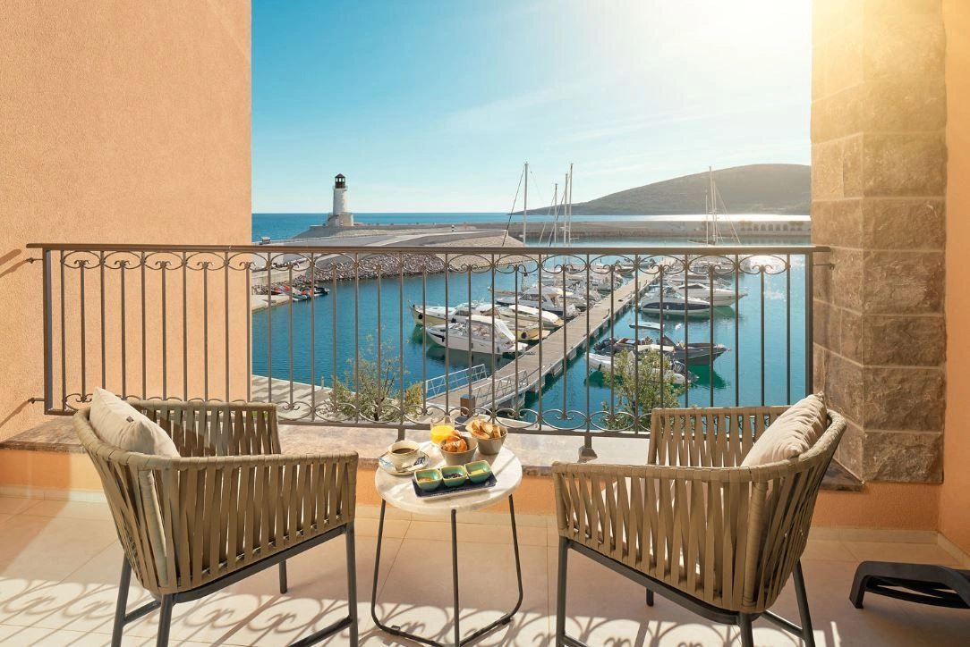 Один из семи отелей в районе Lustica Bay, Черногория