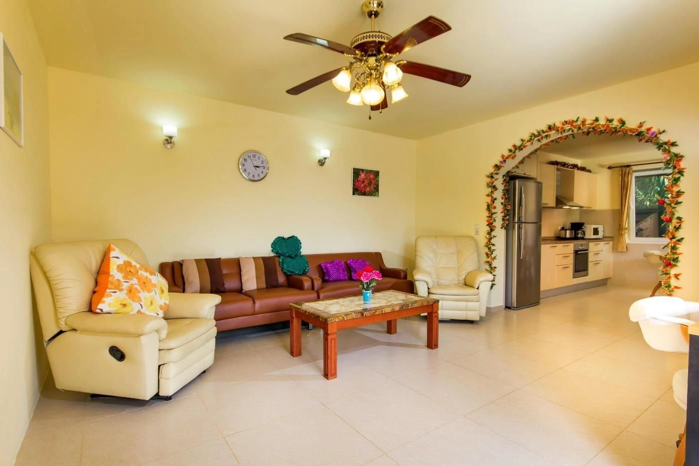 Красивая вилла с бассейном, гостевым домом и бунгало