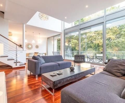 Three-storey villa with swimming pool in Zagreb, Shestina