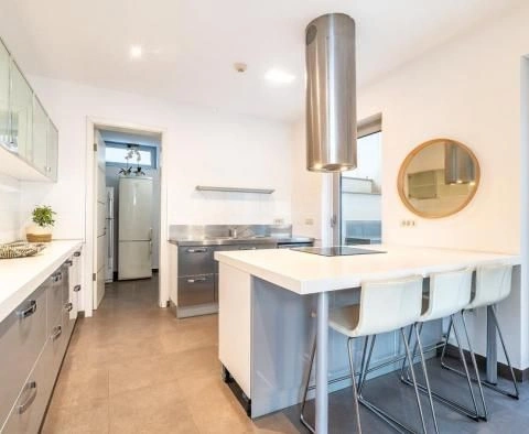 Three-storey villa with swimming pool in Zagreb, Shestina