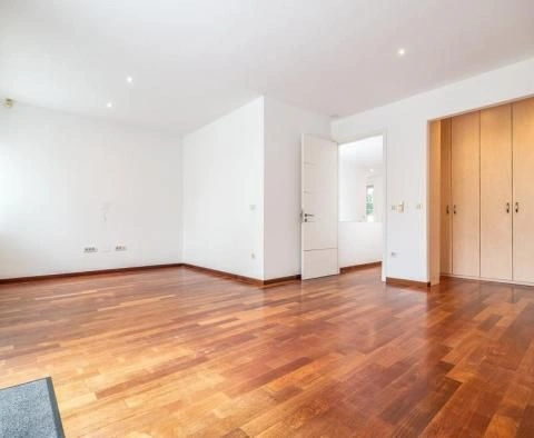 Three-storey villa with swimming pool in Zagreb, Shestina