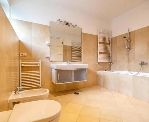 Three-storey villa with swimming pool in Zagreb, Shestina