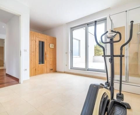 Three-storey villa with swimming pool in Zagreb, Shestina