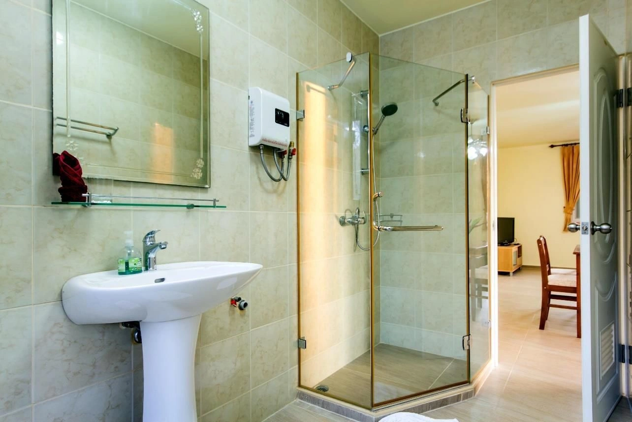 Красивая вилла с бассейном, гостевым домом и бунгало