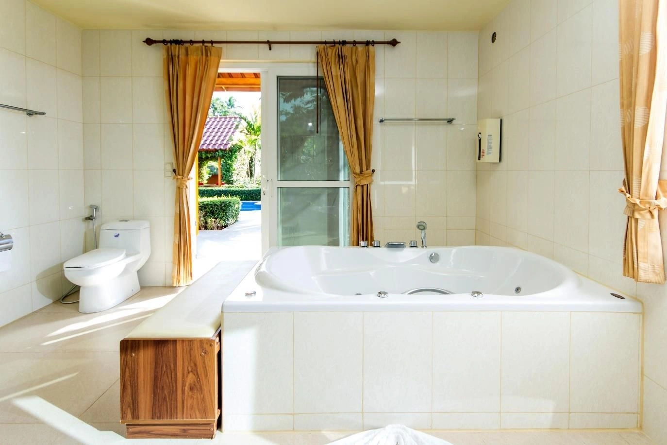 Красивая вилла с бассейном, гостевым домом и бунгало