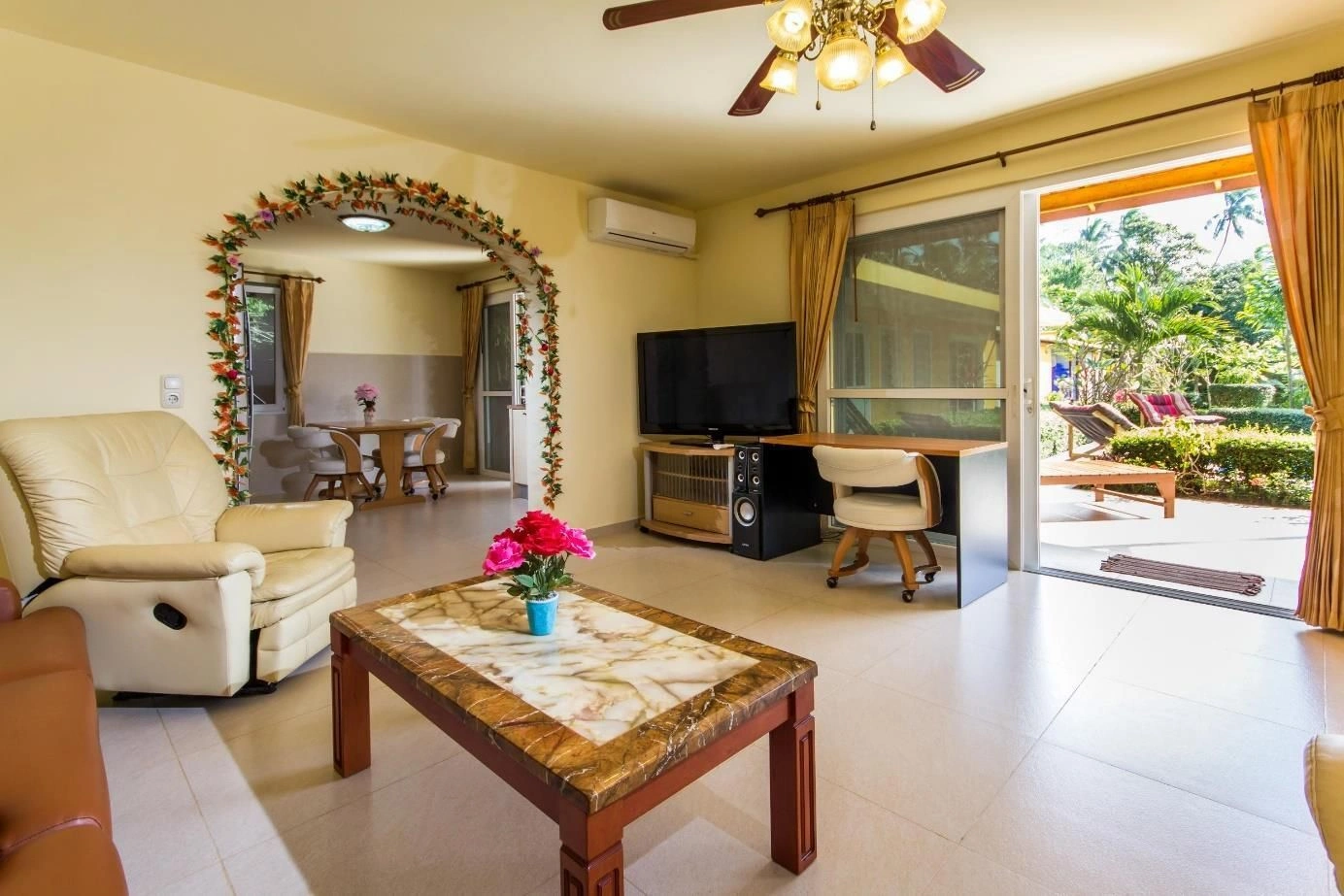 Красивая вилла с бассейном, гостевым домом и бунгало