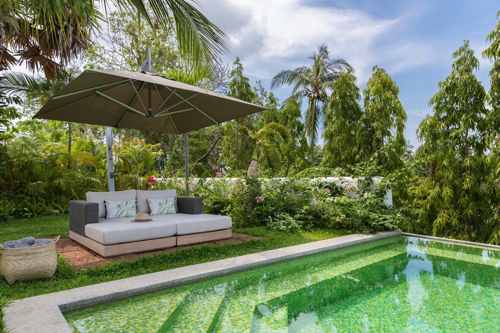 Villa 1150 m2 with garden and pool