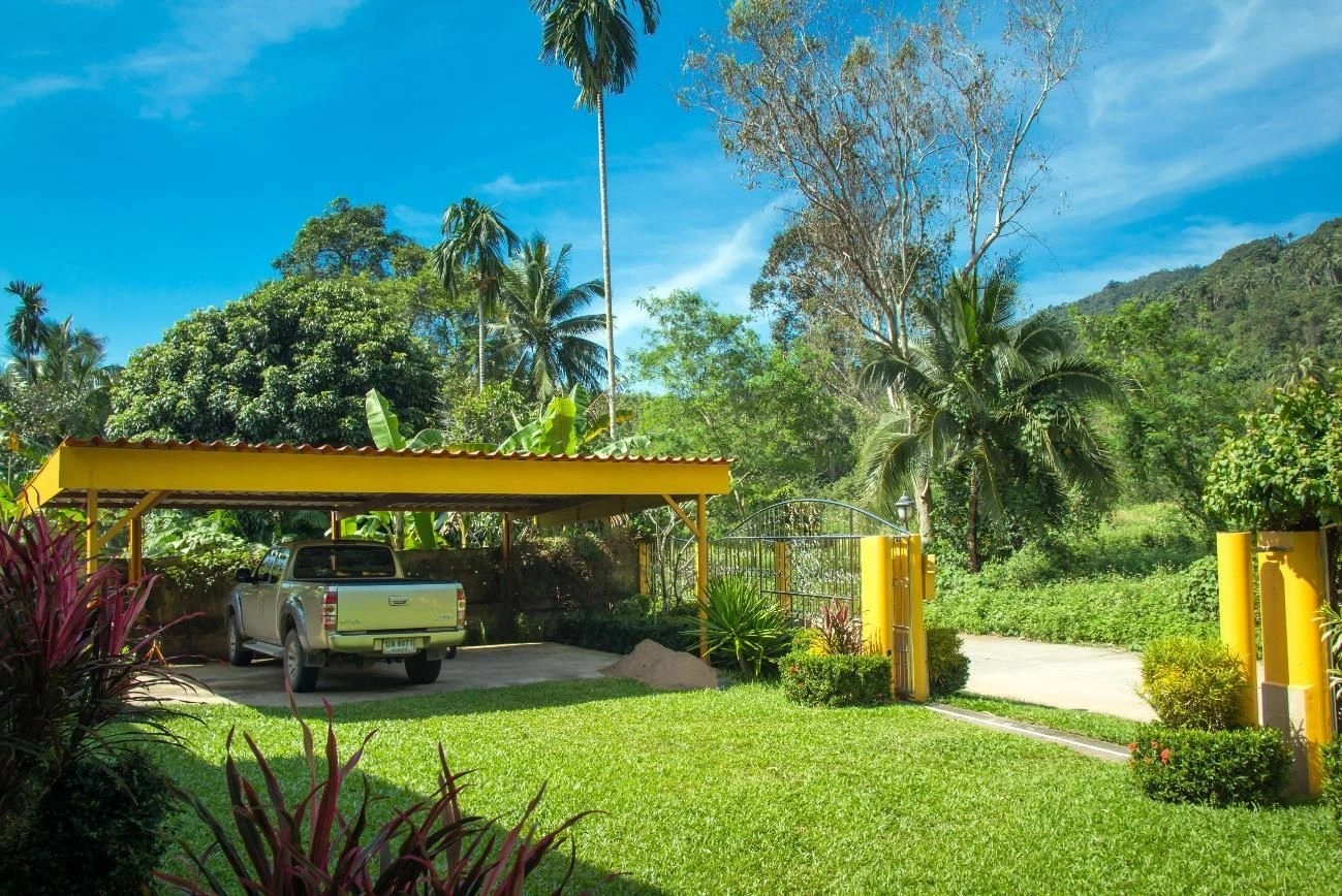 Красивая вилла с бассейном, гостевым домом и бунгало