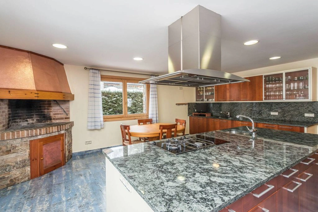 Уютный дом 5+1 в Андорре